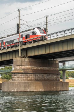 Viyana, Avusturya - 24 Temmuz 2023. Tuna Nehri Üzerinde Olağanüstü Bir Tren Yolculuğu