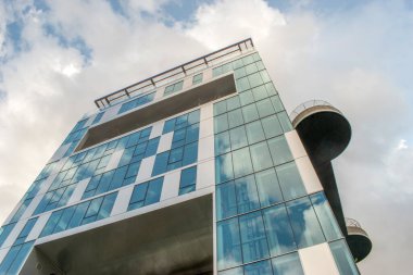 Viyana, Avusturya. 25 Temmuz 2023 Viyana 'nın Esterhazy Park' ındaki büyüleyici Haus des Meeres halk akvaryumunu keşfeden Alacakaranlık Harikaları.