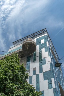 Viyana, Avusturya. 12 Temmuz 2023 'te Alacakaranlık Viyana' daki Esterhazy Parkı 'ndaki büyüleyici Haus des Meeres halk akvaryumunu keşfetti..