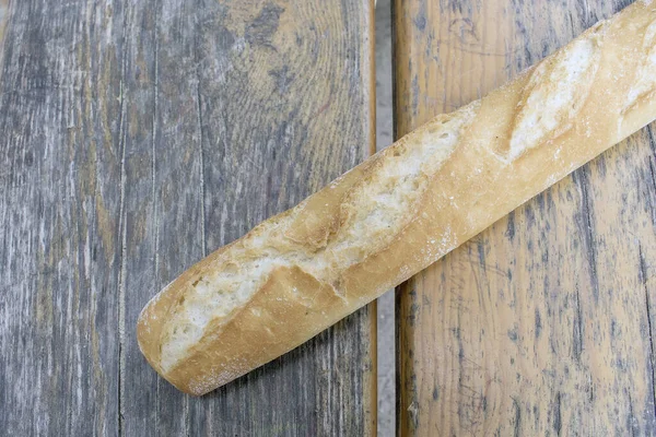 脆皮的面包 一个令人愉快的库存照片捕捉 一个长的 残酷的面包放在桌子上 最适合代表休闲 户外就餐和放松 — 图库照片