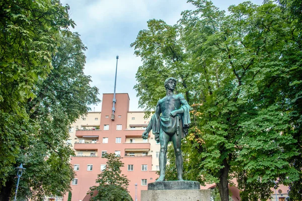 奥地利维也纳 2023年8月6日 霍夫纳 Otto Hofner 马克思 Karl Marx Hof 的雕塑 — 图库照片