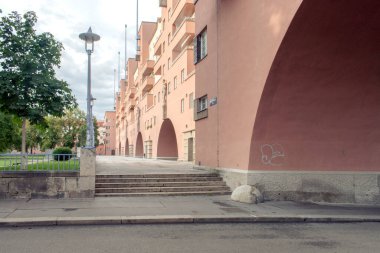 Viyana, Avusturya. 06 Ağustos 2023: Karl Marx-Hof konut kompleksi ve dünyanın en uzun tek kişilik konutları. 1927 ve 1930 yılları arasında yapılmış. 24 milyondan fazla tuğla kullanılmış..