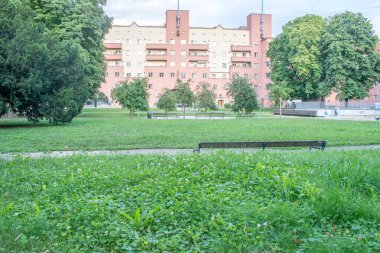 Viyana, Avusturya. 06 Ağustos 2023: Karl Marx-Hof konut kompleksi ve dünyanın en uzun tek kişilik konutları. 1927 ve 1930 yılları arasında yapılmış. 24 milyondan fazla tuğla kullanılmış..