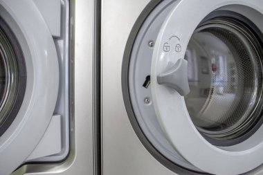 Çamaşır Makinesi: Bir çamaşırhanenin özünü yansıtan bir fotoğraf. Odaklanma ustalıkla bir çamaşır makinesine odaklanmış, uzayın sanatsal bir bileşimini yaratıyor..
