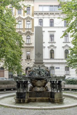 Viyana, Avusturya, 10 Ağustos 2023, Karl Borromus Çeşmesi: Karl Borromus Platz, Viyana 'da Art Nouveau Marvel. Heykelin, suyun ve tarihin hassas bir karışımı..
