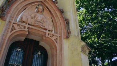 Viyana, Avusturya. 12 Ağustos 2023: Viyana 'daki kaynayan mezarlık, Roma zamanlarına dayanan antik bir mezarlık, tarihin, mimarinin ve kutsal güzelliğin büyüleyici bir karışımı..