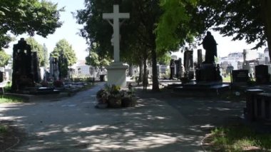 Viyana, Avusturya. 12 Ağustos 2023: Viyana 'daki kaynayan mezarlık, Roma zamanlarına dayanan antik bir mezarlık, tarihin, mimarinin ve kutsal güzelliğin büyüleyici bir karışımı..