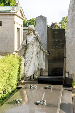 Viyana, Avusturya 4 Temmuz 2023, Hietzing Mezarlığı: önemli şahsiyetlerin dinlendiği yer. 1787 'den bu yana tarihi bir mekan, sanatçılar, politikacılar ve daha fazlası hakkında hikayeler barındırıyor..