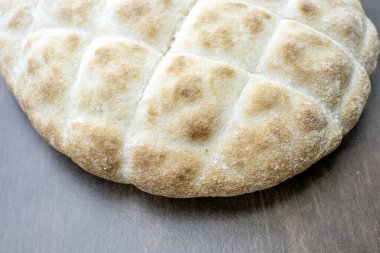 Grill Pita Ekmeği: Geleneksel Lepinja ızgara ekmeği fırından taze olarak getiriliyor. Buğday ekmeği genellikle kıymalı börek, ızgara yiyecek ya da baharatla karıştırılır..