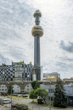 Viyana, Avusturya, 13 Temmuz 2023. Spittelau atık yakma fabrikası hundertwassers Viyana 'da simgesel oluşturma, sanat, sürdürülebilirlik ve işlevsellik harmanlama