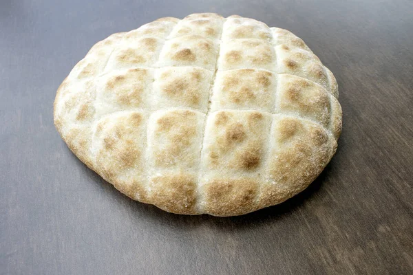 烤比塔面包 传统的Lepinja烤面包从烤箱里新鲜地送来 小麦面包通常与切碎的面包 烤过的食物或卷心菜混合在一起 — 图库照片