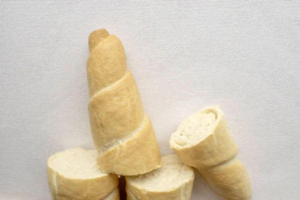 Pâine Băț Sărat Suprafață Albă Curată Este Afișată Fotografie Aproape — Fotografie, imagine de stoc