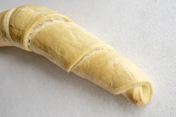 Tuzlu Çubuk Ekmek Temiz Beyaz Bir Yüzeyde Tuzlu Baharatlı Ekmekle — Stok fotoğraf