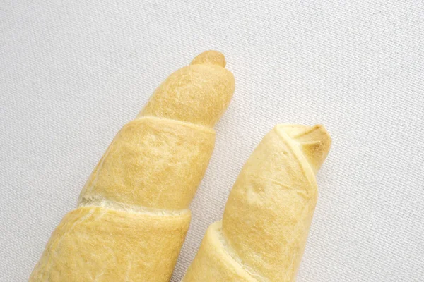 腌渍面包 一张带有腌渍调料的脆脆面包的特写照片在洁白的表面上展示 最适合小吃爱好者和食物爱好者 — 图库照片