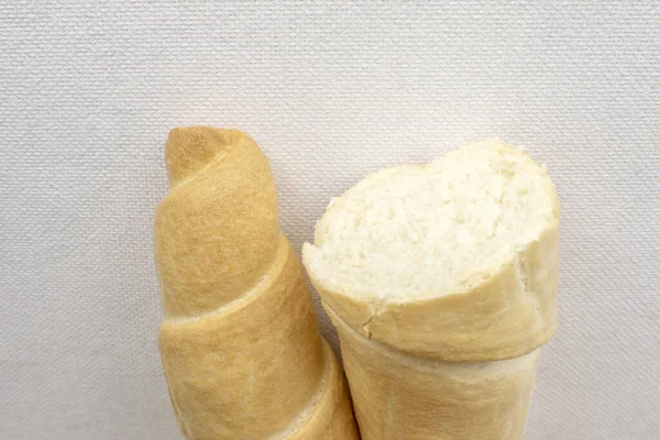 塩漬けのスティックパン 塩漬けの味付けの美味しいカリカリスティックパンのクローズアップ写真が きれいな白い表面に表示されます スナック愛好家や食品愛好家に最適 — ストック写真