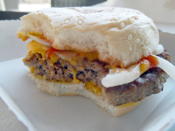 Cheesy Cebulowy Burger Smaczny Kotlet Wołowy Topionym Serem Cebulkami Sosem — Zdjęcie stockowe