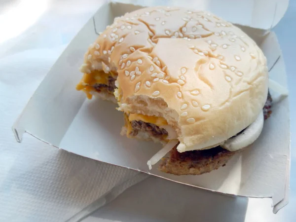 Cheesy Cebulowy Burger Smaczny Kotlet Wołowy Topionym Serem Cebulkami Sosem — Zdjęcie stockowe