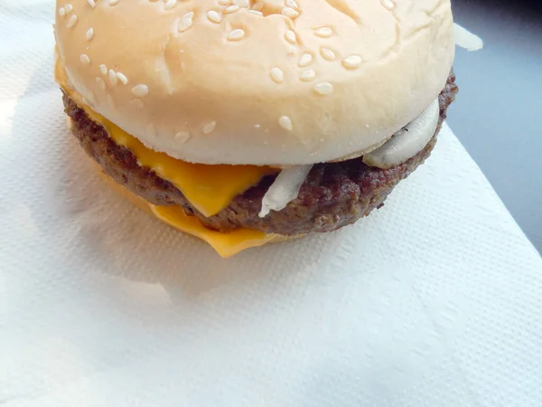 Cheesy Onion Burger Smakrik Nötkött Patty Med Smält Ost Lök — Stockfoto