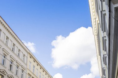 Viyana 'nın Dinamik Skyline Günışığı Sokaklar ve Bulutlar Üzerinde Dans Ediyor