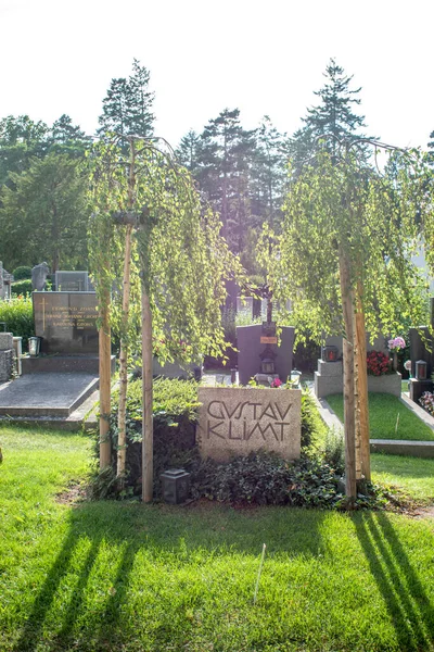 ウィーン オーストリア 7月2023 グスタフ クリムトは 有名なシュンブルン宮殿の敷地に隣接して ウィーン13区の墓地に埋葬されています — ストック写真