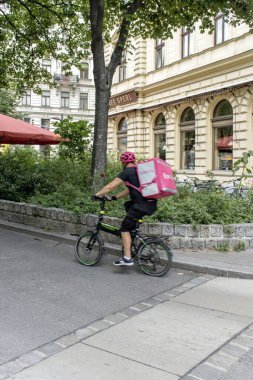 Viyana, Avusturya - 18 Ağustos 2023. Cafe Sperl: Mariahilf bölgesindeki bu geleneksel kafe tarihi bir ortam ve ikonik Viyana kahvesi sunuyor..