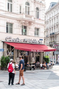Viyana, Avusturya 18.08 .2023. Cafe Ritter: 1867 'den beri tarihi bir Viyana kahve cenneti olan Cafe Ritter' in büyüleyici dünyasına adım atın. Geleneklerden ve sanatsal atmosferden bir yudum al..
