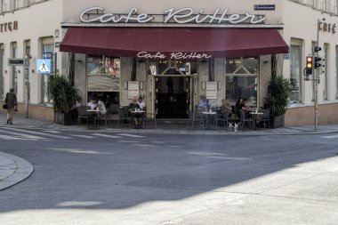 Viyana, Avusturya 20.08 .2023. Cafe Ritter: 1867 'den beri tarihi bir Viyana kahve cenneti olan Cafe Ritter' in büyüleyici dünyasına adım atın. Geleneklerden ve sanatsal atmosferden bir yudum al..
