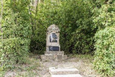 Langenzersdorf, Avusturya, 19.08.2023: Eichendorff Hill Memorial, Langenzersdorf 'ta bir taş anıt, şair Joseph von Eichendorff anısına ve Bisamberg' in manzarasının güzelliğini anımsatan.