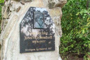 Langenzersdorf, Avusturya, 19.08.2023: Eichendorff Hill Memorial, Langenzersdorf 'ta bir taş anıt, şair Joseph von Eichendorff anısına ve Bisamberg' in manzarasının güzelliğini anımsatan.