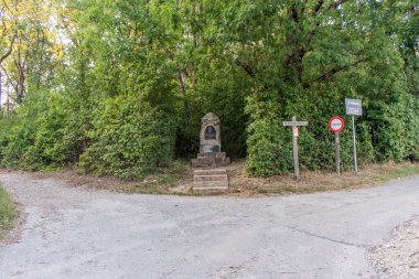 Langenzersdorf, Avusturya, 19.08.2023: Eichendorff Hill Memorial, Langenzersdorf 'ta bir taş anıt, şair Joseph von Eichendorff anısına ve Bisamberg' in manzarasının güzelliğini anımsatan.