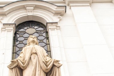 Varşova, Polonya 'da 14 Haziran 2023: Polonya' nın tarihi Powazki Mezarlığı, 1790 yılında bir milyondan fazla insanın dinlendiği bir yer. Zengin tarihin ve hatıraların yeri.