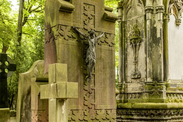 Varşova, Polonya 'da 14 Haziran 2023: Polonya' nın tarihi Powazki Mezarlığı, 1790 yılında bir milyondan fazla insanın dinlendiği bir yer. Zengin tarihin ve hatıraların yeri.