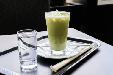 Buzlu Matcha Chai Latte: Matcha, chai, süt ve buzdan yapılan lezzetli ve ferahlatıcı bir içecek.