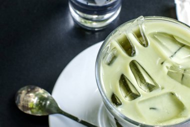 Buzlu Matcha Chai Latte: Matcha, chai, süt ve buzdan yapılan lezzetli ve ferahlatıcı bir içecek.