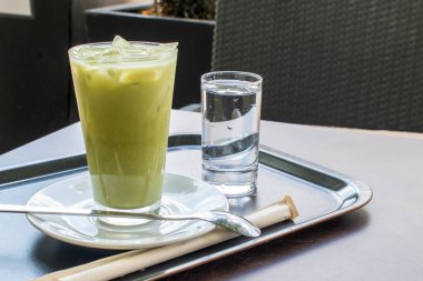 Buzlu Matcha Chai Latte: Matcha, chai, süt ve buzdan yapılan lezzetli ve ferahlatıcı bir içecek.