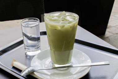 Buzlu Matcha Chai Latte: Matcha, chai, süt ve buzdan yapılan lezzetli ve ferahlatıcı bir içecek.