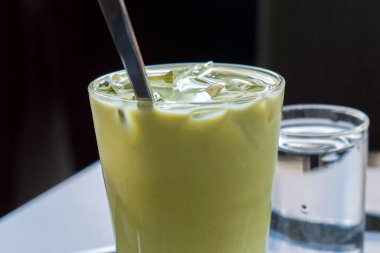 Buzlu Matcha Chai Latte: Matcha, chai, süt ve buzdan yapılan lezzetli ve ferahlatıcı bir içecek.