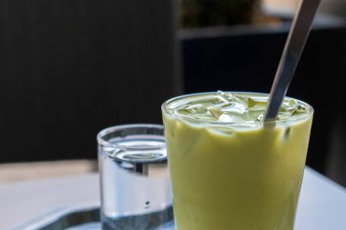 Buzlu Matcha Chai Latte: Matcha, chai, süt ve buzdan yapılan lezzetli ve ferahlatıcı bir içecek.