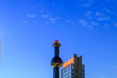 Viyana, Avusturya 20 Ağustos 2023: Spittelau - Viyana 'nın Hundertwasser tarafından tasarlanan atık yakma fabrikası, işlevsel bir sanatla evleniyor ve geceleri çevre dostu bir ikon olarak parlıyor.