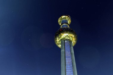 Viyana, Avusturya 20 Ağustos 2023: Spittelau - Viyana 'nın Hundertwasser tarafından tasarlanan atık yakma fabrikası, işlevsel bir sanatla evleniyor ve geceleri çevre dostu bir ikon olarak parlıyor.