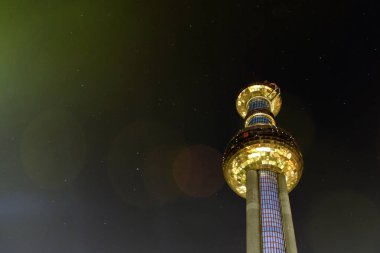 Viyana, Avusturya 20 Ağustos 2023: Spittelau - Viyana 'nın Hundertwasser tarafından tasarlanan atık yakma fabrikası, işlevsel bir sanatla evleniyor ve geceleri çevre dostu bir ikon olarak parlıyor.