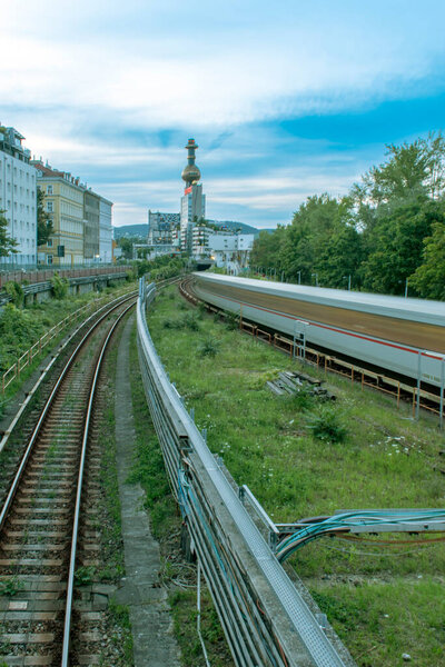 Вена, Австрия 8 августа 2023 года: Шпиттелау, уникальная венская мусорная электростанция, спроектированная Хундертвассером: красочная экологическая достопримечательность.
