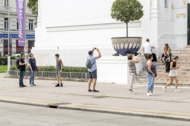 Viyana, Avusturya. 18 Ağustos 2023: Viyana Bölümü: Viyana 'nın yenilikçi Viyana Bölümü' nün sanat sergilerine bir mekan olarak 1897 yılında inşa edilmiş çarpıcı bir Viyana simgesi.