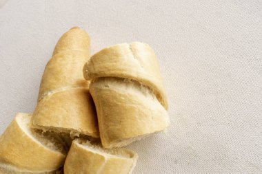 Tuzlu ekmek çubuğu: Bir tutam tuz serpiştirilmiş altın-kahverengi ekmek, taze ve lezzetli bir atıştırmalık sunuyor, el değmemiş beyaz arka planda sergileniyor..