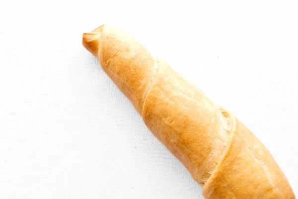 咸味面包 一种金黄色的面包棒 带有少许盐 提供脆而美味的小吃 在纯白的背景下展示出来 — 图库照片