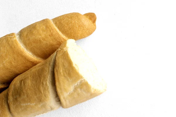 Tuzlu Ekmek Çubuğu Bir Tutam Tuz Serpiştirilmiş Altın Kahverengi Ekmek — Stok fotoğraf