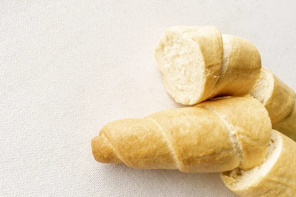咸味面包 一种金黄色的面包棒 带有少许盐 提供脆而美味的小吃 在纯白的背景下展示出来 — 图库照片