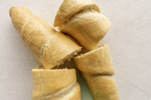 Tuzlu Ekmek Çubuğu Bir Tutam Tuz Serpiştirilmiş Altın Kahverengi Ekmek — Stok fotoğraf