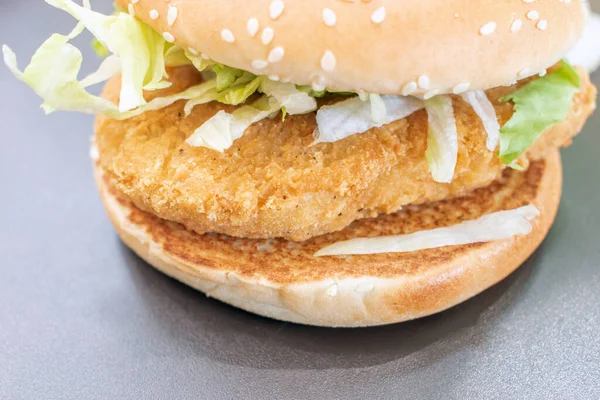 Burger Kurczaka Zwieńczony Świeżej Sałaty Serwowane Oszałamiającym Czarnym Tle Naturalnego — Zdjęcie stockowe