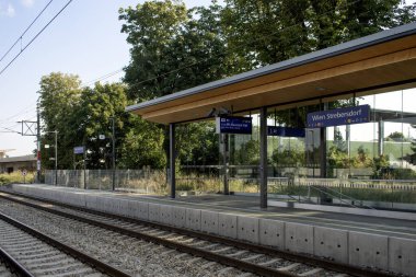 Viyana, Avusturya 19 Ağustos 2023: Strebersdorf İstasyonu, geliştirilmiş erişilebilirlik, aydınlık ve iyi ışıklandırılmış alanlar, uygun park yerleri ve uygun bir çerez köşesi içeren modern bir yenileme sürecinden geçti..